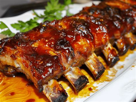 Costillas de cerdo asadas en bandeja para horno