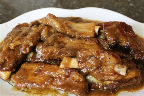 Costillas de cerdo horneándose con salsa