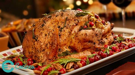 Pavo asado entero en una mesa navideña