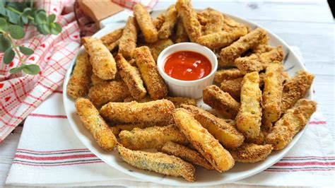 Plato de bastoncitos de calabacín al horno con salsa