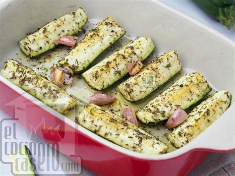 Bastoncitos de calabacín al horno listos para servir