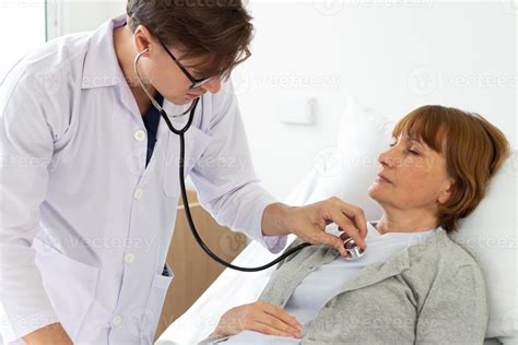 Médico examinando el tórax de un paciente