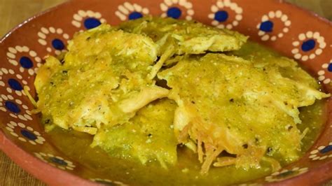 Tortitas de pollo con salsa y aguacate
