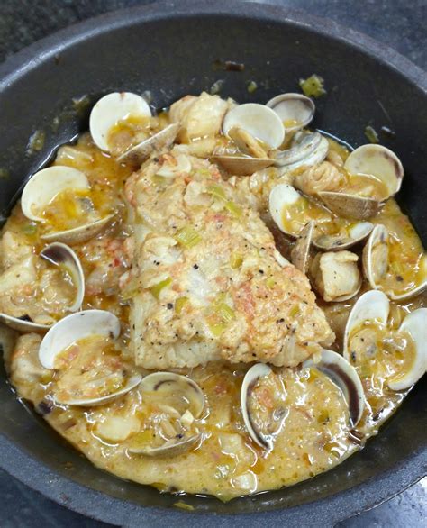 Merluza con almejas y nata
