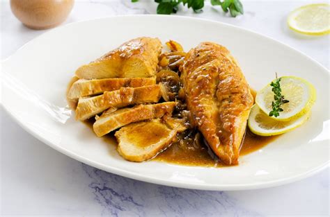 Pechuga de pollo con salsa de berenjena en un plato