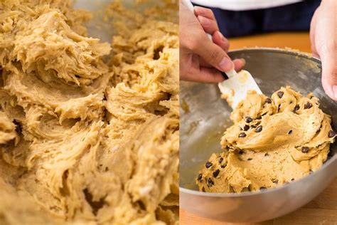 Añadiendo líquido a la masa de galletas