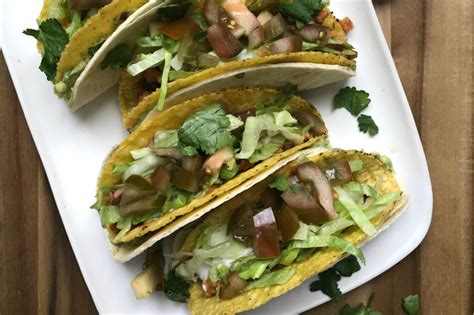 Tacos de bonito sellándose en una sartén