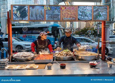 Mercado callejero con puestos de comida