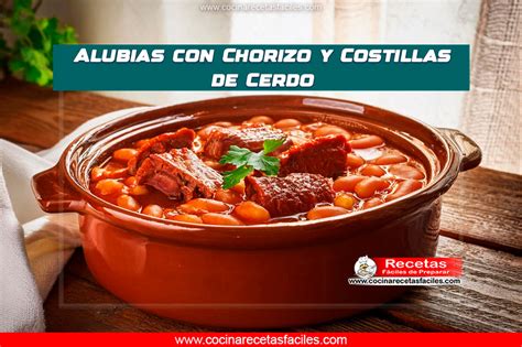 Plato humeante de alubias con costillas servido en cazuela de barro