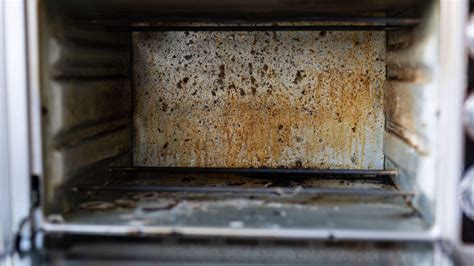Rejillas de horno sucias con grasa y restos de comida