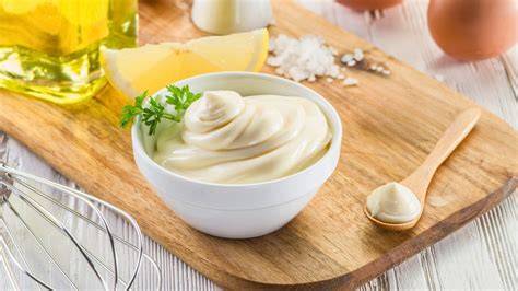 Variedad de platos con mayonesa casera