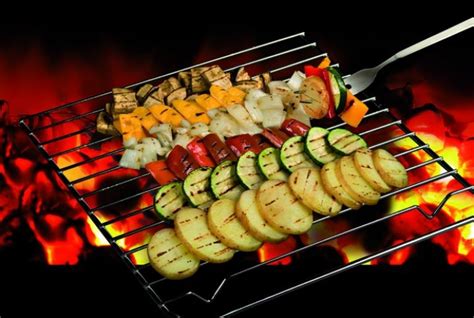 fuente de verduras asadas con patatas, berenjenas y calabacines