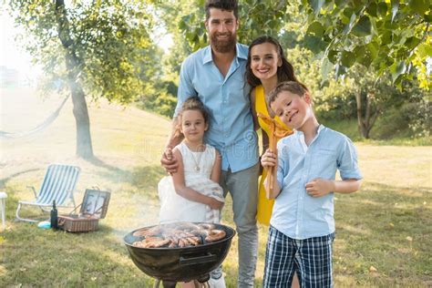 Niños cerca de una barbacoa segura