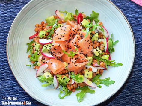 Empanada de salmón ahumado servida con ensalada