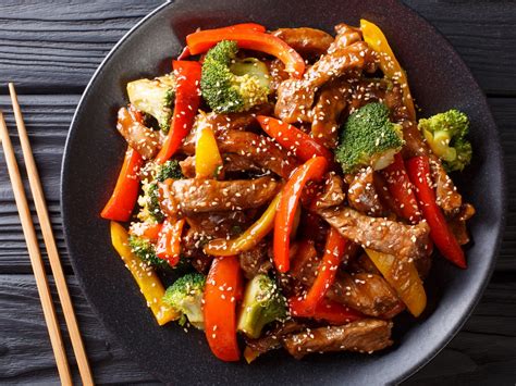Wok de verduras y carne listo para servir