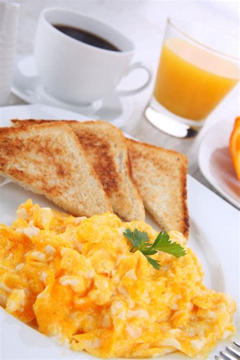 Huevos revueltos con tostadas y café