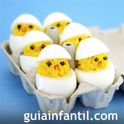 Huevos revueltos decorados como pollitos para niños