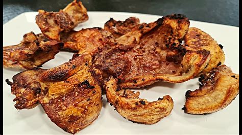 Careta de cerdo frita y a la brasa