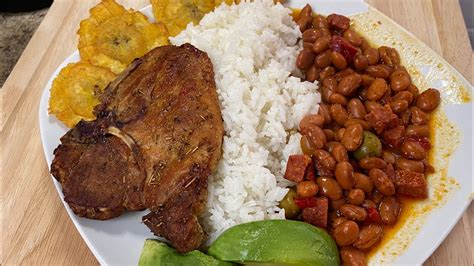Plato de Chuletas Guisadas Puertorriqueñas con arroz y frijoles