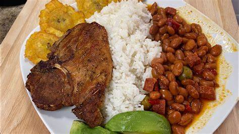 Arroz blanco y frijoles, acompañamientos clásicos para Chuletas Guisadas