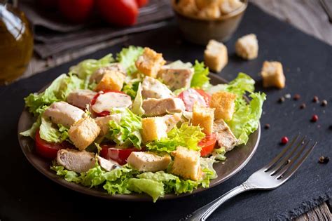 Plato de ensalada César lista para servir