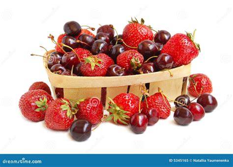 Variedad de tomates y cerezas frescas en una cesta