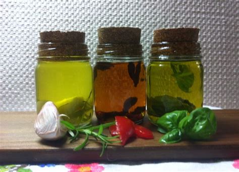 Botellas con aceite de albahaca casero y otros aceites saborizados