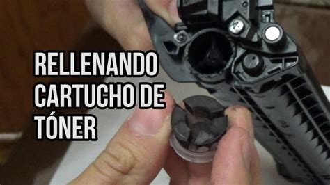 Persona rellenando un cartucho de tóner con herramientas