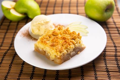 Crumble de manzana con una bola de helado