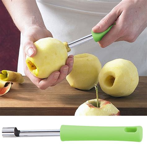 Proceso de pelar y descorazonar una manzana