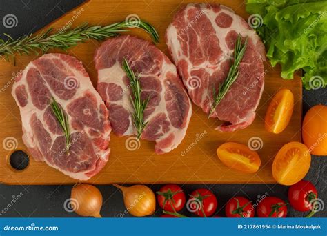 Codillos de cerdo crudos listos para cocinar