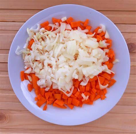 Cebolla y zanahoria cortadas para cocción