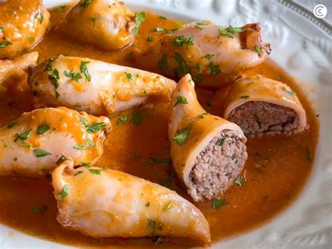 Plato de calamares rellenos con salsa oscura