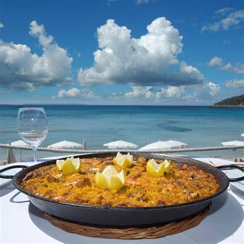 Paella en la playa de Ponderosa Beach al atardecer