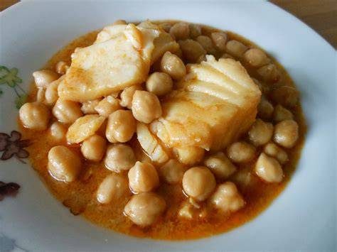 Ingredientes frescos para cocinar garbanzos con bacalao y tomate