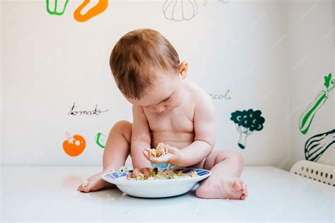Bebé probando alimentos con diferentes texturas