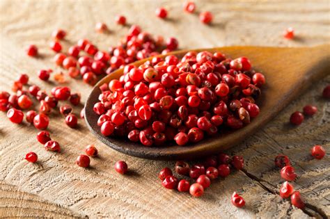 Semillas y fruto del árbol de la pimienta rosa