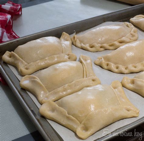 Masa de empanada rellena antes de hornear