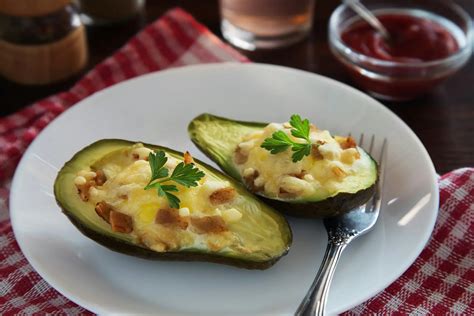 Aguacate relleno gratinado con soplete