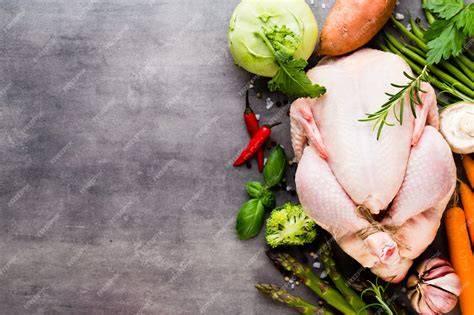 Variedad de pollo y verduras frescas