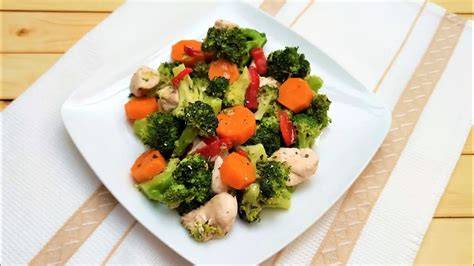 Plato de pollo salteado con brócoli y zanahoria