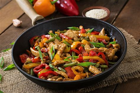 Wok con pollo salteado y una variedad de verduras