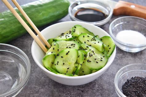 Mayonesa japonesa Kewpie y sunomono de pepino