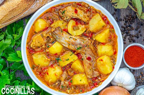 Ingredientes frescos para guiso de conejo y caracoles