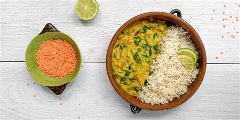 Plato de dahl de lentejas rojas con arroz basmati y cilantro fresco