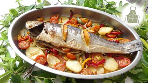 Bandeja de horno con lubina rodeada de verduras variadas