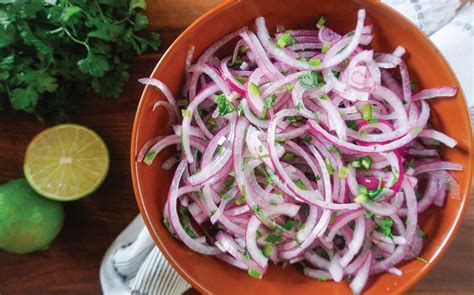 Ingredientes para salsa criolla: cebolla, ají limo, hierbabuena, limón