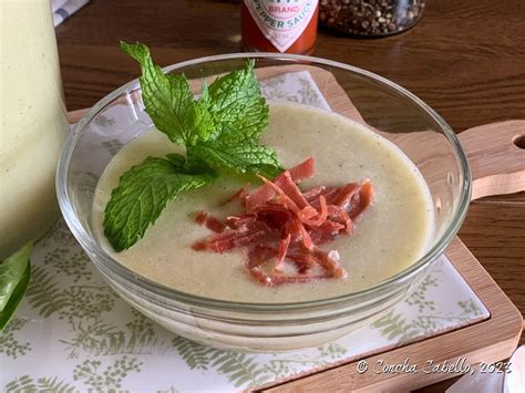 Gazpacho de melón servido con jamón y hierbabuena