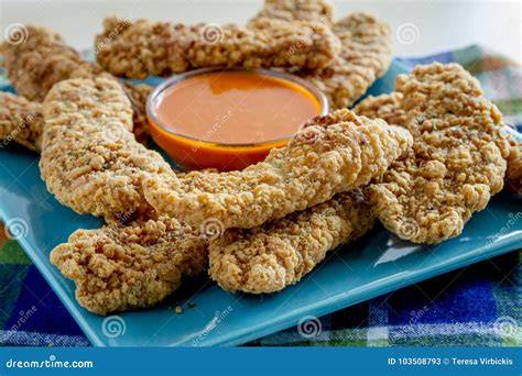 Tiras de pollo con variedad de salsas