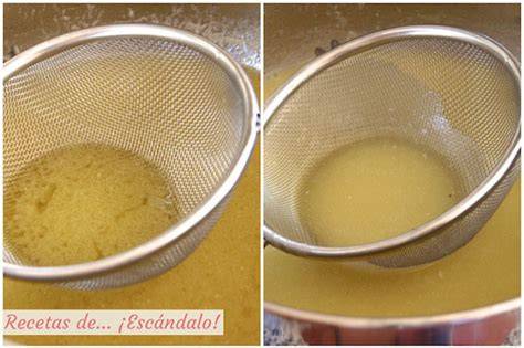 Proceso de ligado de la salsa pil pil con colador